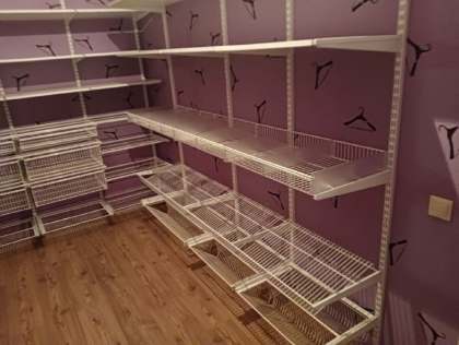 Белая П-образная гардеробная с выдвижными корзинами, ~2,1×3,2 м, фото 3