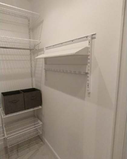 Белая П-образная гардеробная с выдвижными корзинами, ~1,3×2,1 м, фото 1