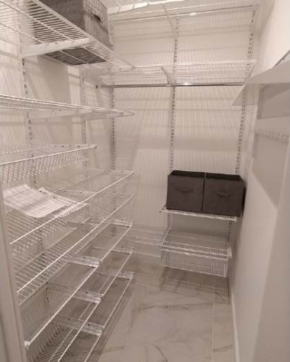 Белая П-образная гардеробная с выдвижными корзинами, ~1,3×2,1 м, фото 2