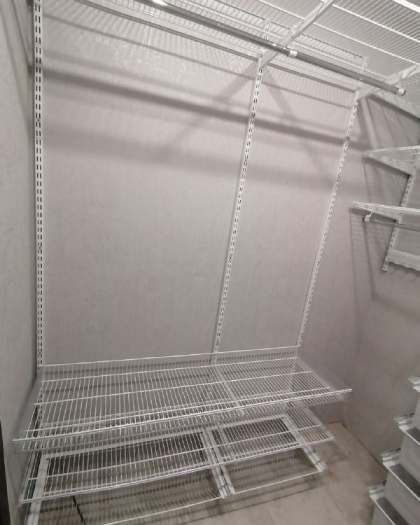Белая П-образная гардеробная с выдвижными корзинами, ~1,8×2 м, фото 1