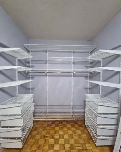 Белая П-образная гардеробная с выдвижными корзинами, ~2×2,1 м, фото 1