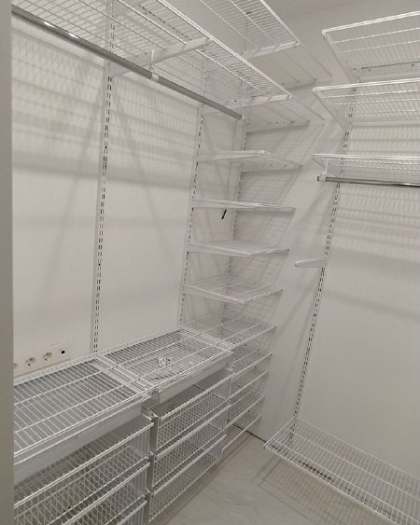Белая П-образная гардеробная с выдвижными корзинами, ~1,8×2,1 м, фото 3