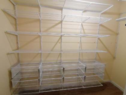 Белая П-образная гардеробная с выдвижными корзинами, ~3×2 м, фото 1