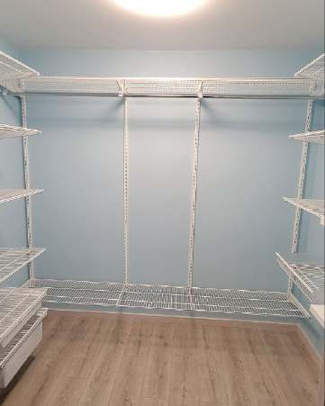 Белая П-образная гардеробная с выдвижными корзинами, ~1,8×1,5 м, фото 1