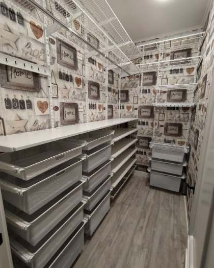 Белая П-образная гардеробная с выдвижными корзинами, ~2×2,4 м, фото 1