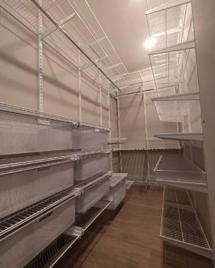 Белая П-образная гардеробная с выдвижными корзинами, фото 1
