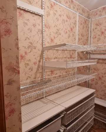Белая П-образная гардеробная с выдвижными корзинами, фото 2