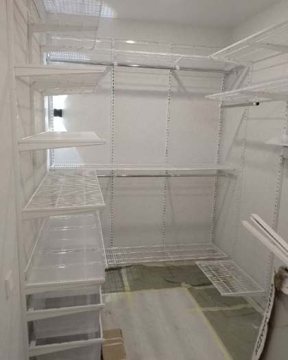 Белая П-образная гардеробная с выдвижными корзинами, ~2×2,1 м, фото 2