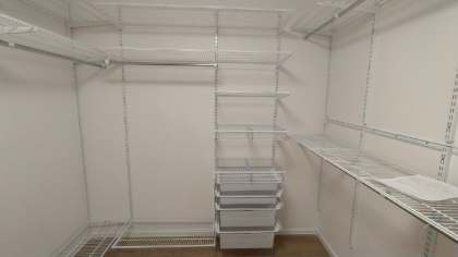 Белая П-образная гардеробная с выдвижными корзинами, ~2,7×2 м, фото 2