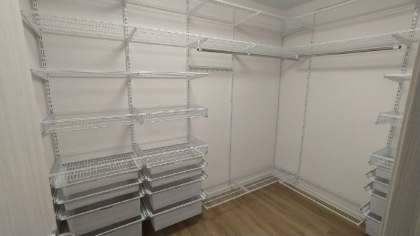 Белая П-образная гардеробная с выдвижными корзинами, ~2,7×2 м, фото 3