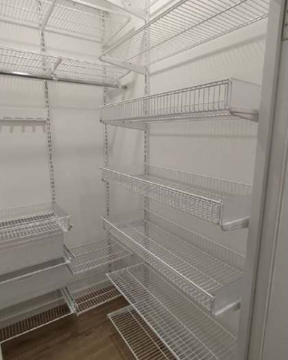 Белая П-образная гардеробная с выдвижными корзинами, ~1,4×2,1 м, фото 1