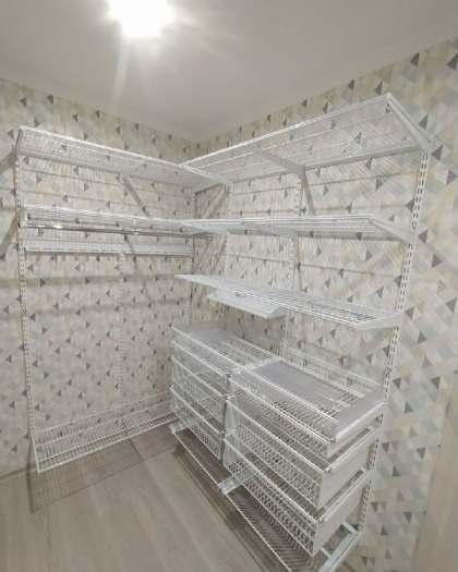 Белая П-образная гардеробная с выдвижными корзинами, ~1,8×3 м, фото 1