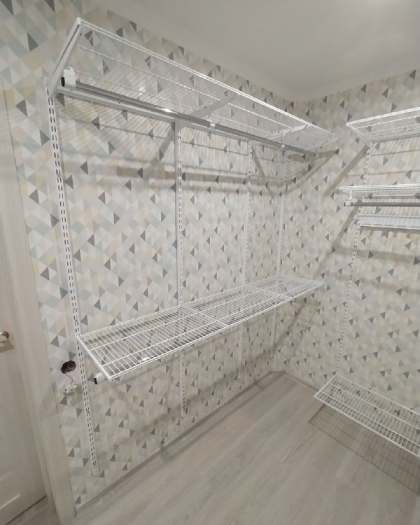 Белая П-образная гардеробная с выдвижными корзинами, ~1,8×3 м, фото 2