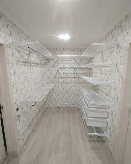 Белая П-образная гардеробная с выдвижными корзинами, ~1,8×3 м, фото 3