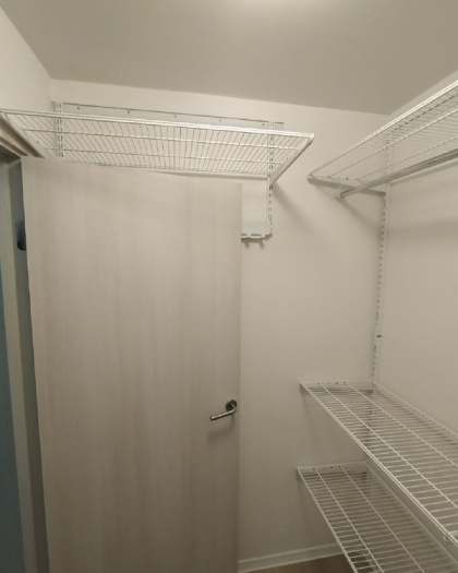 Белая П-образная гардеробная с выдвижными корзинами, ~2×2,1 м, фото 2