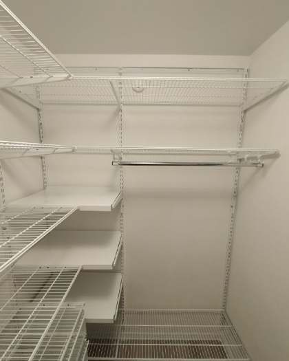 Белая П-образная гардеробная с выдвижными корзинами, ~2×2,1 м, фото 3