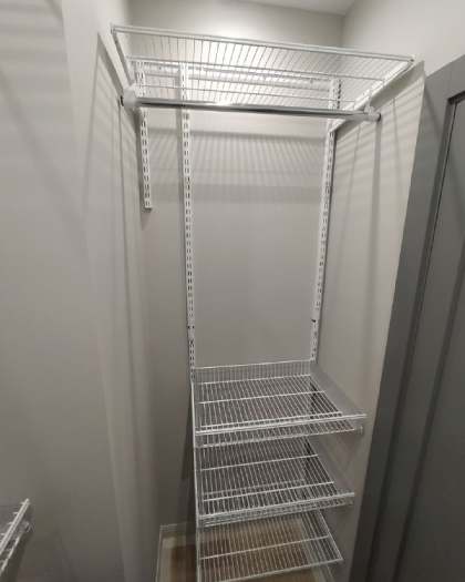 Белая П-образная гардеробная с выдвижными корзинами, ~1,5×2,2 м, фото 1