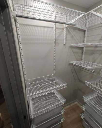 Белая П-образная гардеробная с выдвижными корзинами, ~1,5×2,2 м, фото 2