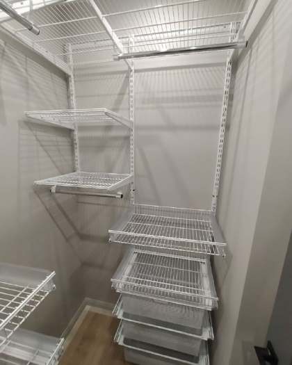 Белая П-образная гардеробная с выдвижными корзинами, ~1,5×2,2 м, фото 3