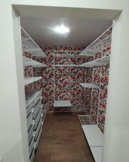 Белая П-образная гардеробная с выдвижными корзинами, ~2,1×2,7 м, фото 4