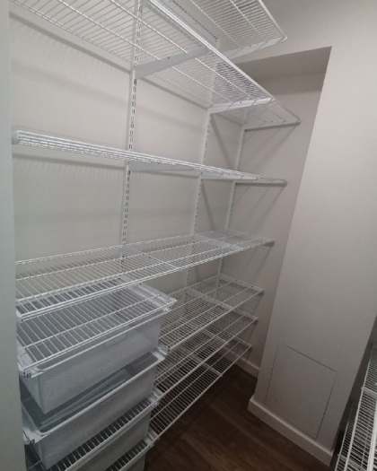 Белая П-образная гардеробная с выдвижными корзинами, ~1,8×2,2 м, фото 1