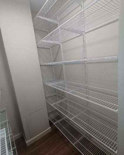 Белая П-образная гардеробная с выдвижными корзинами, ~1,8×2,2 м, фото 2