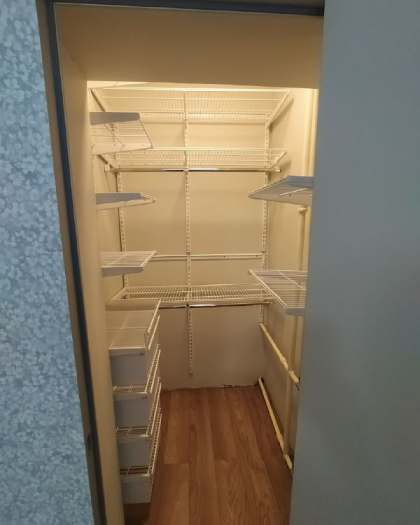 Белая П-образная гардеробная с выдвижными корзинами, ~1,8×1,5 м, фото 1