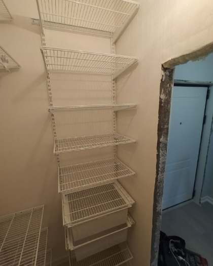 Белая П-образная гардеробная с выдвижными корзинами, ~1,8×1,5 м, фото 1