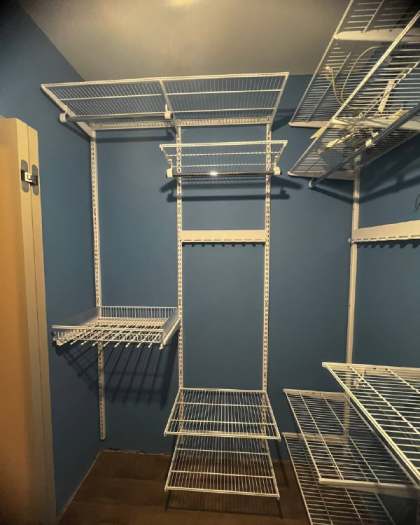 Белая П-образная гардеробная с выдвижными корзинами, ~2,4×2 м, фото 3