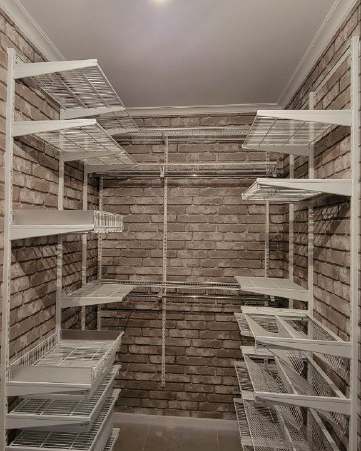 Белая П-образная гардеробная с выдвижными корзинами, ~2,4×2 м, фото 2