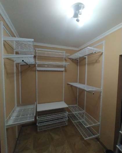 Белая П-образная гардеробная с выдвижными корзинами, ~1,5×2,1 м, фото 1