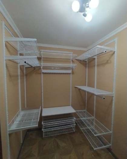 Белая П-образная гардеробная с выдвижными корзинами, ~1,5×2,1 м, фото 2