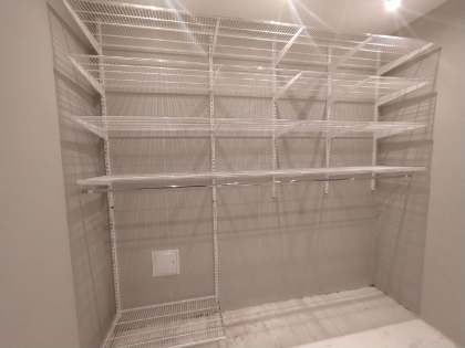 Белая П-образная гардеробная с выдвижными корзинами, ~2,5×2 м, фото 1