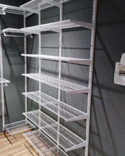 Белая П-образная гардеробная с выдвижными корзинами, ~1,8×2,2 м, фото 3