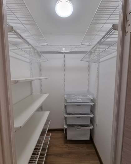 Белая П-образная гардеробная с выдвижными корзинами, ~1,5×2 м, фото 1