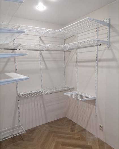 Белая П-образная гардеробная с выдвижными корзинами, ~2,2×2 м, фото 2