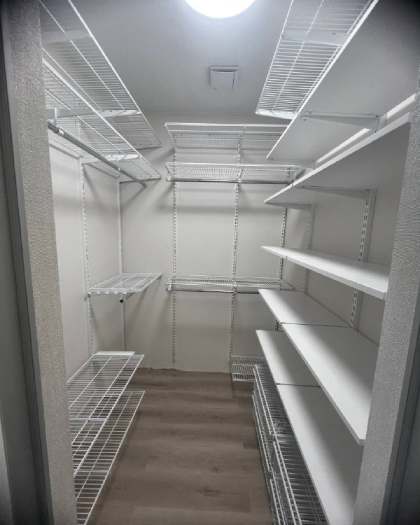 Белая П-образная гардеробная с выдвижными корзинами, ~1,5×2,1 м, фото 1