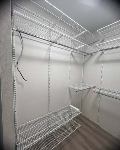 Белая П-образная гардеробная с выдвижными корзинами, ~1,5×2,1 м, фото 2