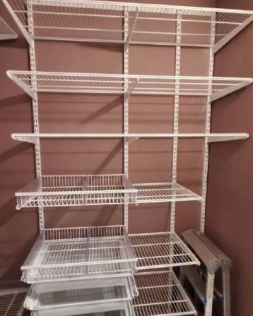 Белая П-образная гардеробная с выдвижными корзинами, ~2,4×1,8 м, фото 3