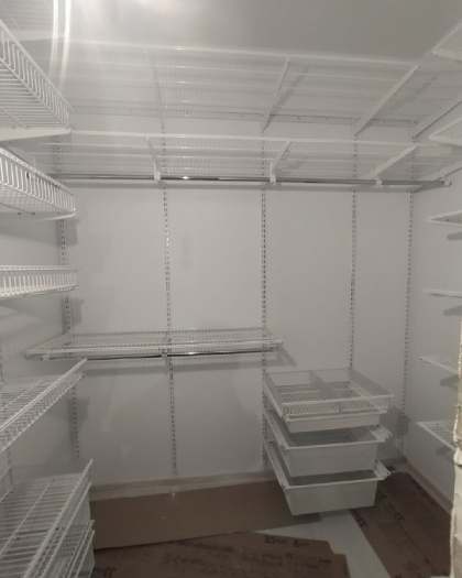 Белая П-образная гардеробная с выдвижными корзинами, ~2×1,7 м, фото 2
