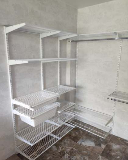 Белая П-образная гардеробная с выдвижными корзинами, ~2,1×2 м, фото 1