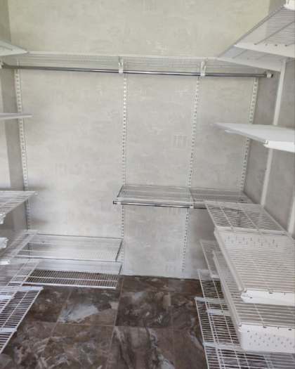Белая П-образная гардеробная с выдвижными корзинами, ~2,1×2 м, фото 2