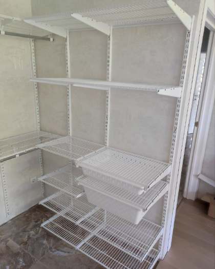 Белая П-образная гардеробная с выдвижными корзинами, ~2,1×2 м, фото 3