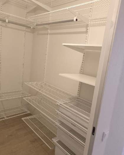 Белая П-образная гардеробная с выдвижными корзинами, ~1,8×2,1 м, фото 3