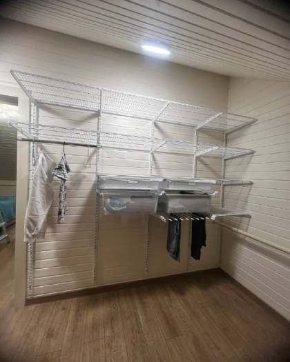 Белая П-образная гардеробная с выдвижными корзинами, ~3×2,5 м, фото 1