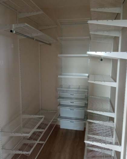 Белая П-образная гардеробная с выдвижными корзинами, ~1,2×2,1 м, фото 1