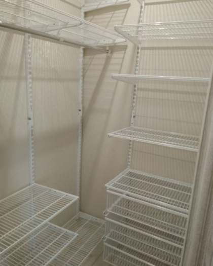 Белая П-образная гардеробная с выдвижными корзинами, ~1,8×1,3 м, фото 1