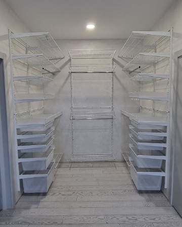 Белая П-образная гардеробная с выдвижными корзинами, ~1,8×2 м, фото 1