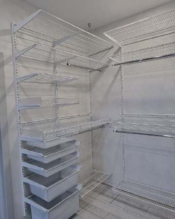 Белая П-образная гардеробная с выдвижными корзинами, ~1,8×2 м, фото 2