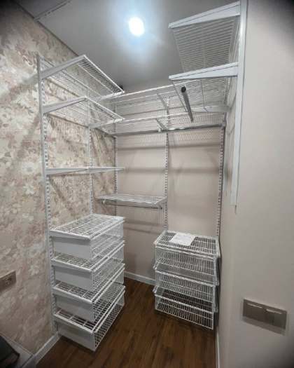 Белая П-образная гардеробная с выдвижными корзинами, ~1,5×1,9 м, фото 1